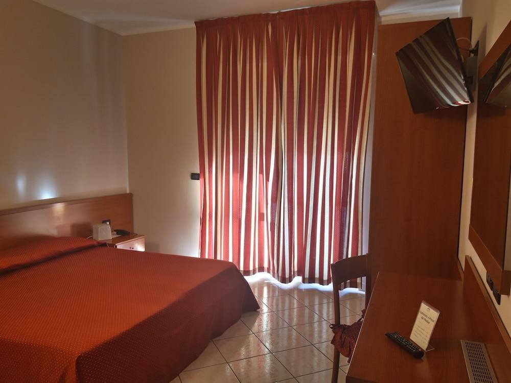 Hotel Ceretto Busca Exterior photo